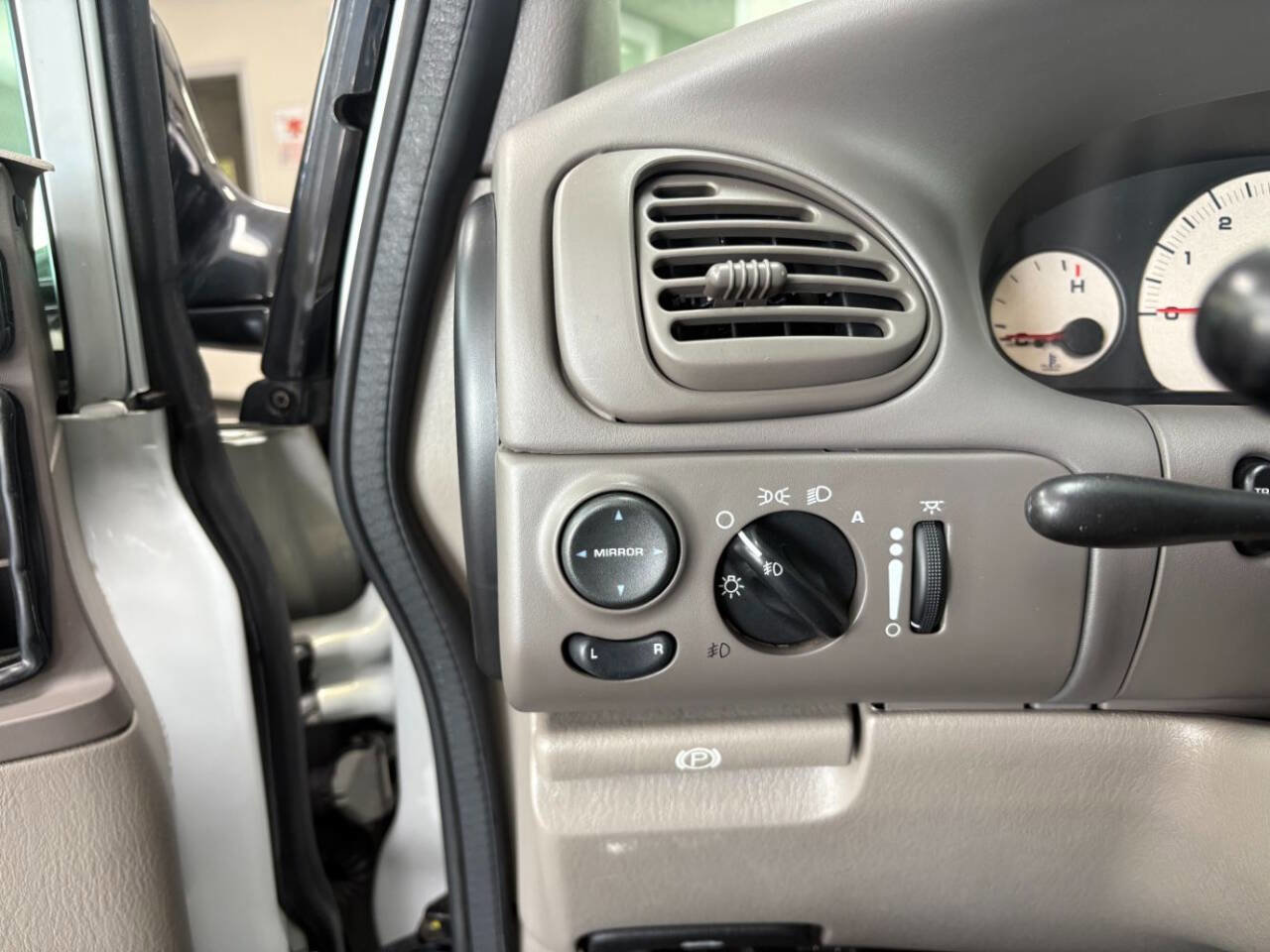 Used 2000 Chrysler Town & Country Limited image 11