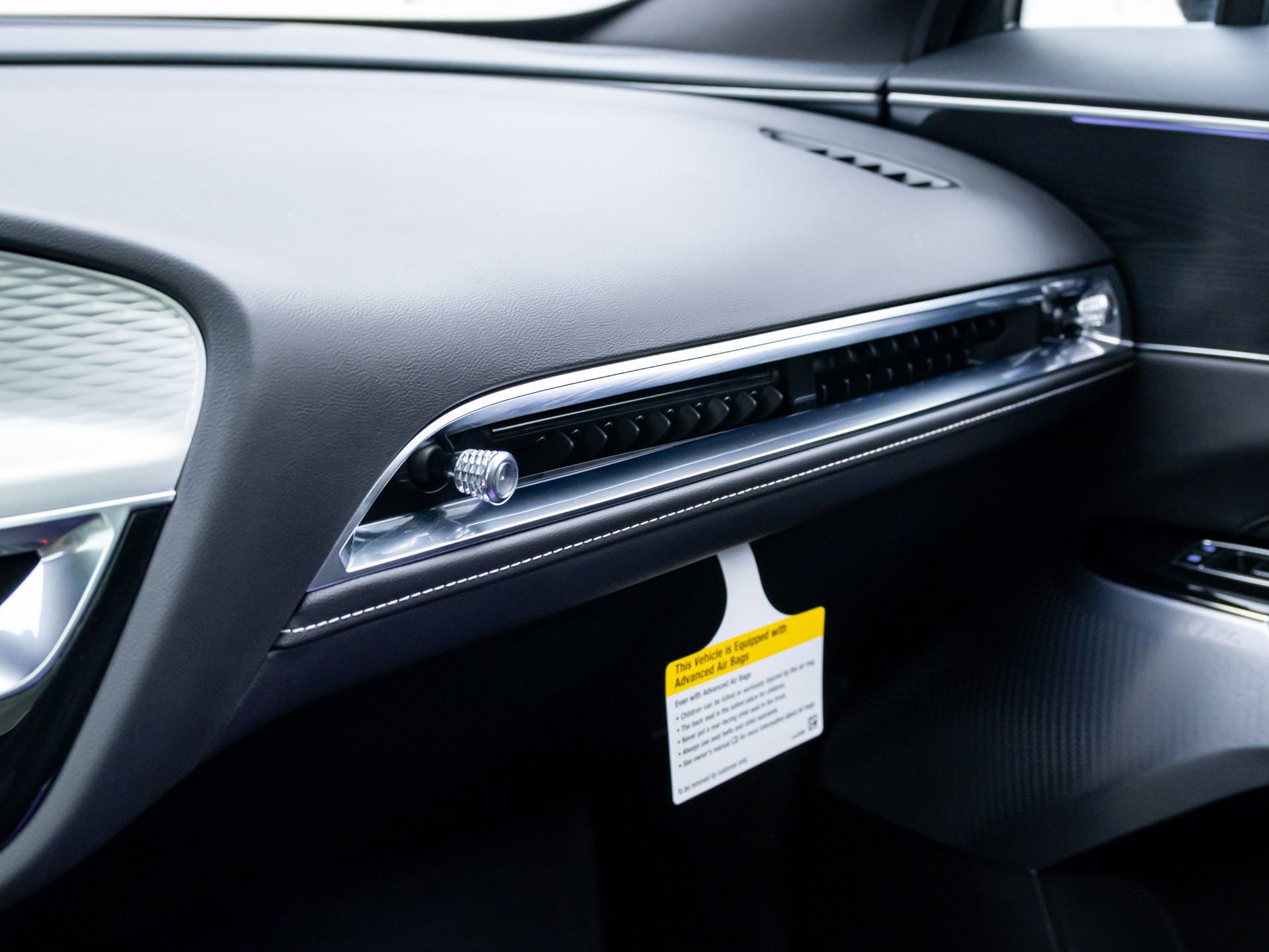 Certified 2025 Cadillac Lyriq Luxury w/ LPO, Floor Liner Package AWD/4WD image 34