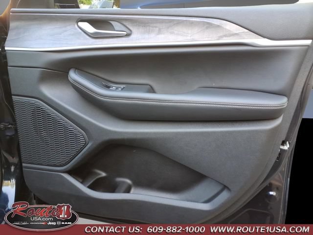 Used 2023 Jeep Grand Cherokee Limited AWD/4WD image 15