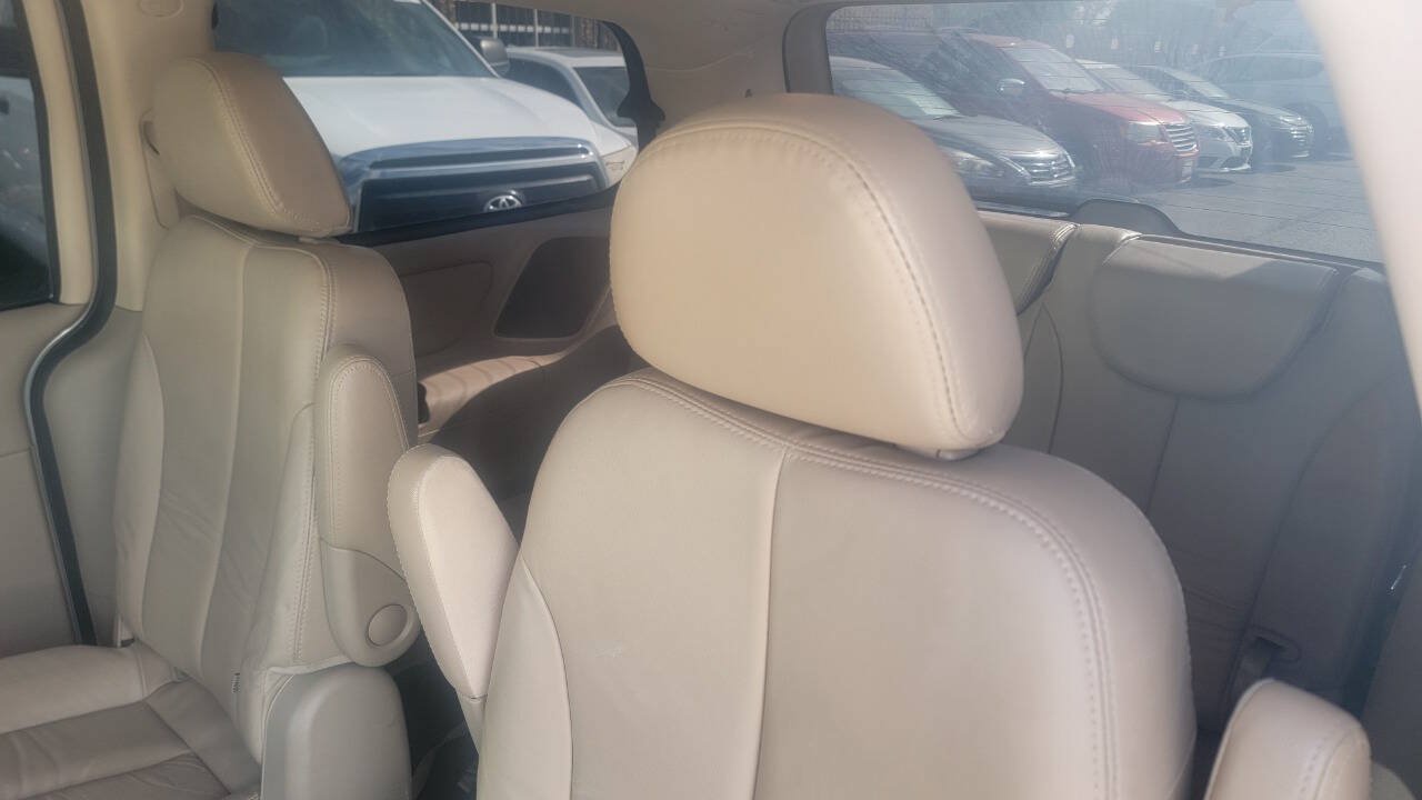 Used 2012 Kia Sedona EX w/ Luxury Pkg FWD image 27