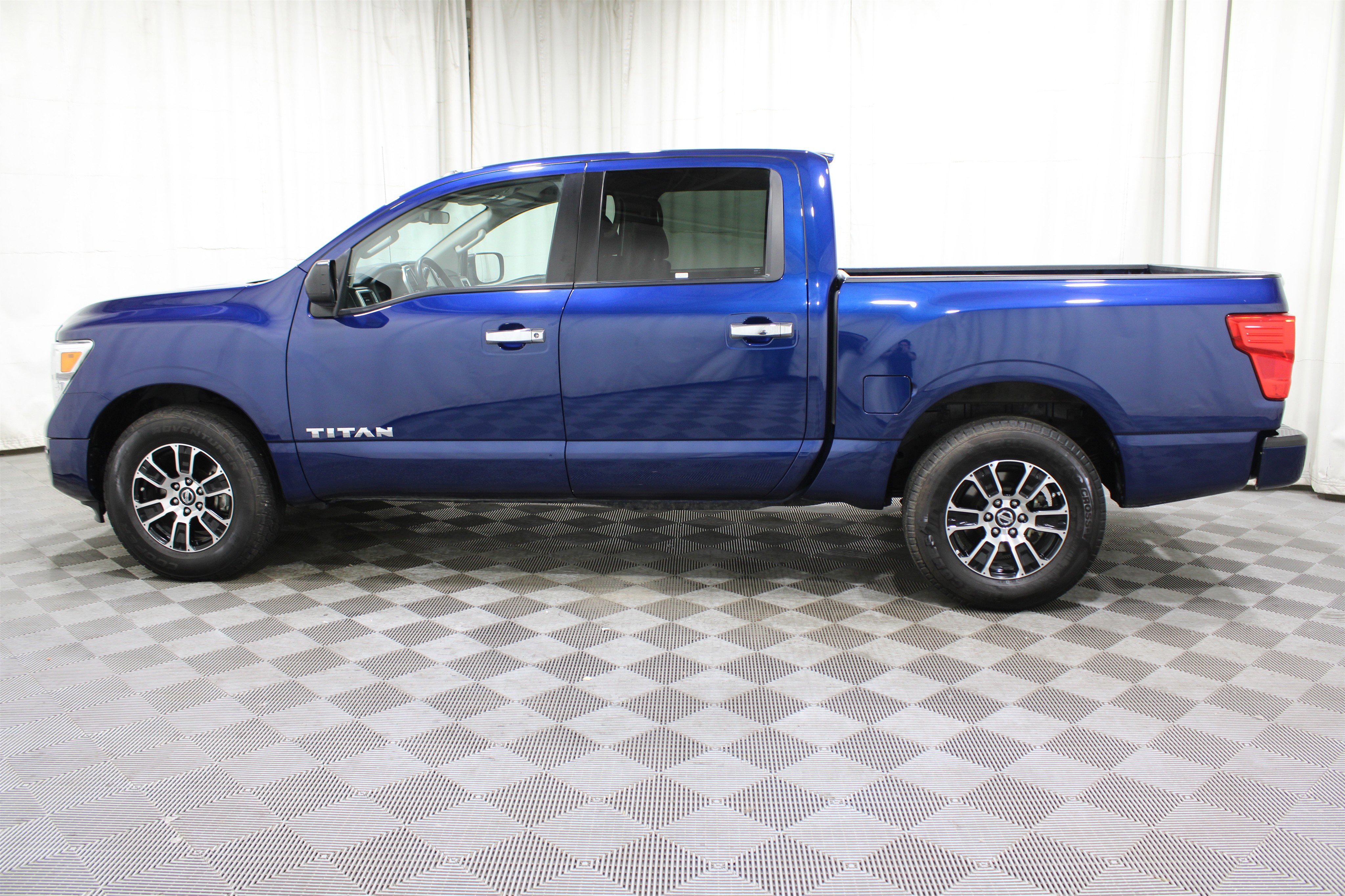 Used 2021 Nissan Titan SV image 35