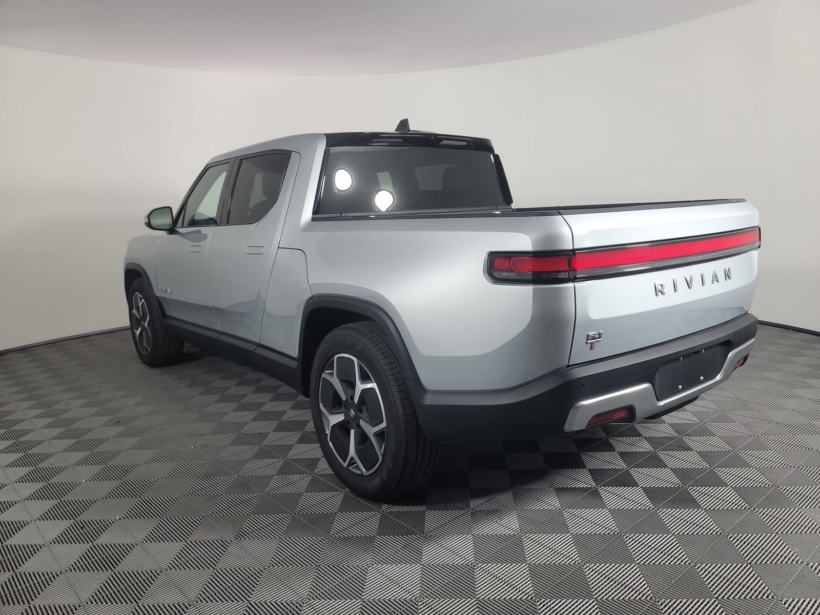 Used 2024 Rivian R1T Adventure Dual AWD/4WD image 3