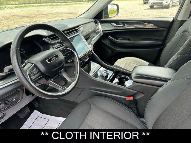 Used 2023 Jeep Grand Cherokee Laredo AWD/4WD image 7