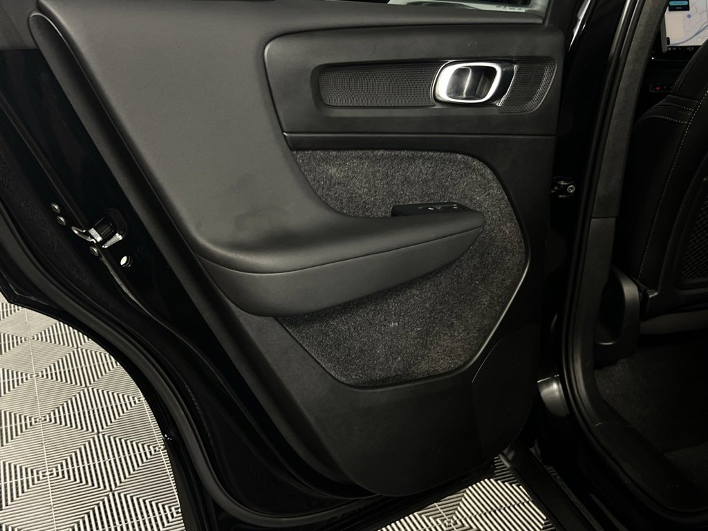 Used 2025 Volvo XC40 B5 Plus image 25