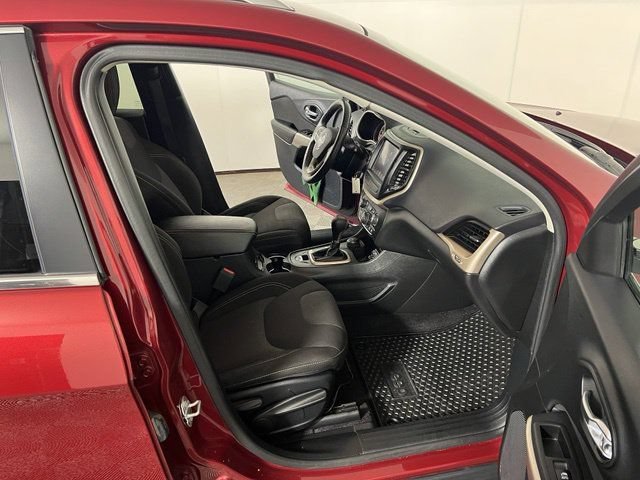 Certified 2017 Jeep Cherokee Latitude w/ Cold Weather Group AWD/4WD image 26
