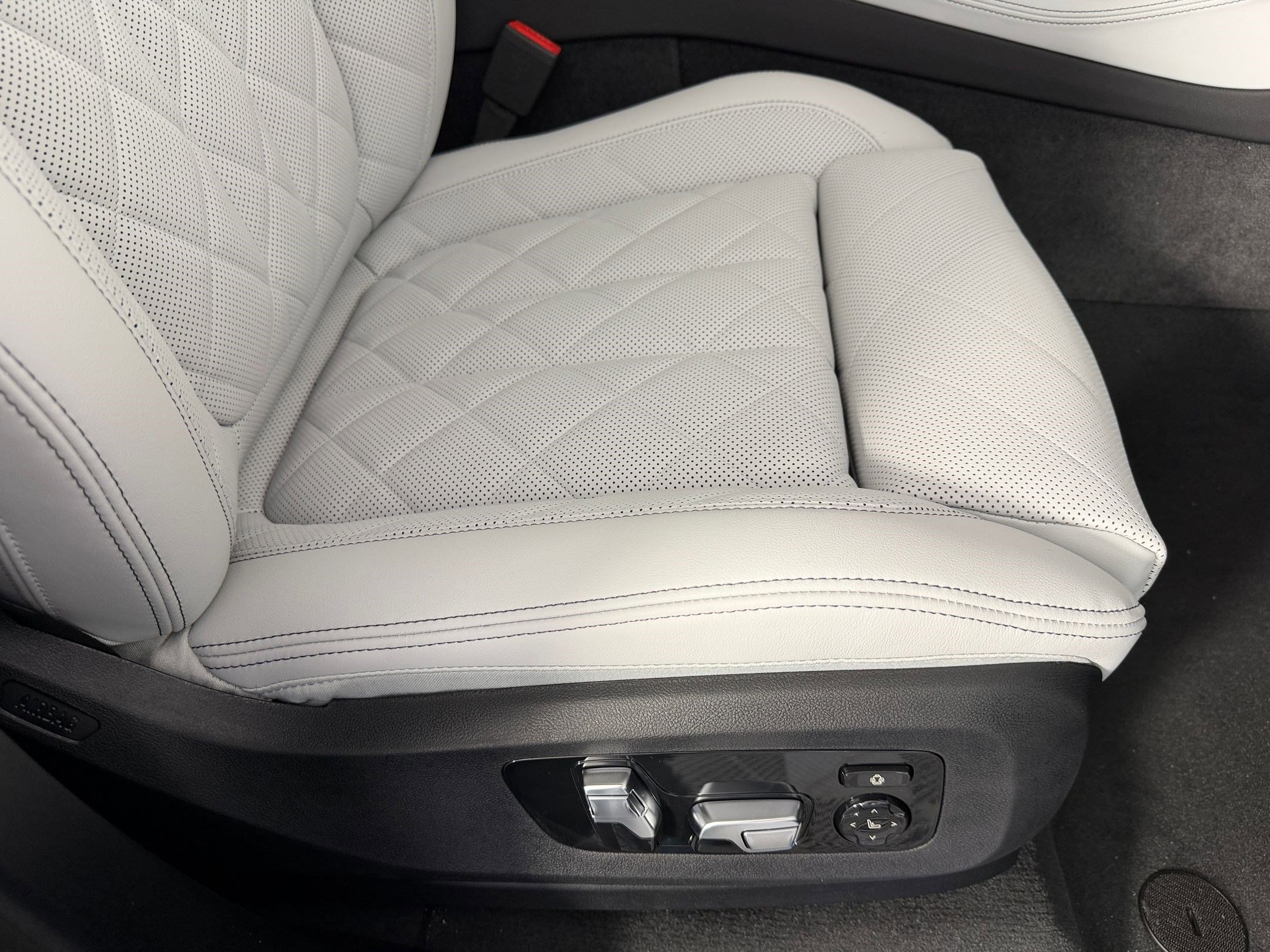 New 2026 BMW X5 xDrive50e w/ Executive Package image 34