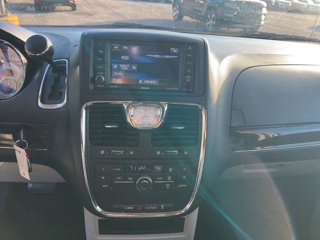 Used 2016 Chrysler Town & Country Touring FWD image 17