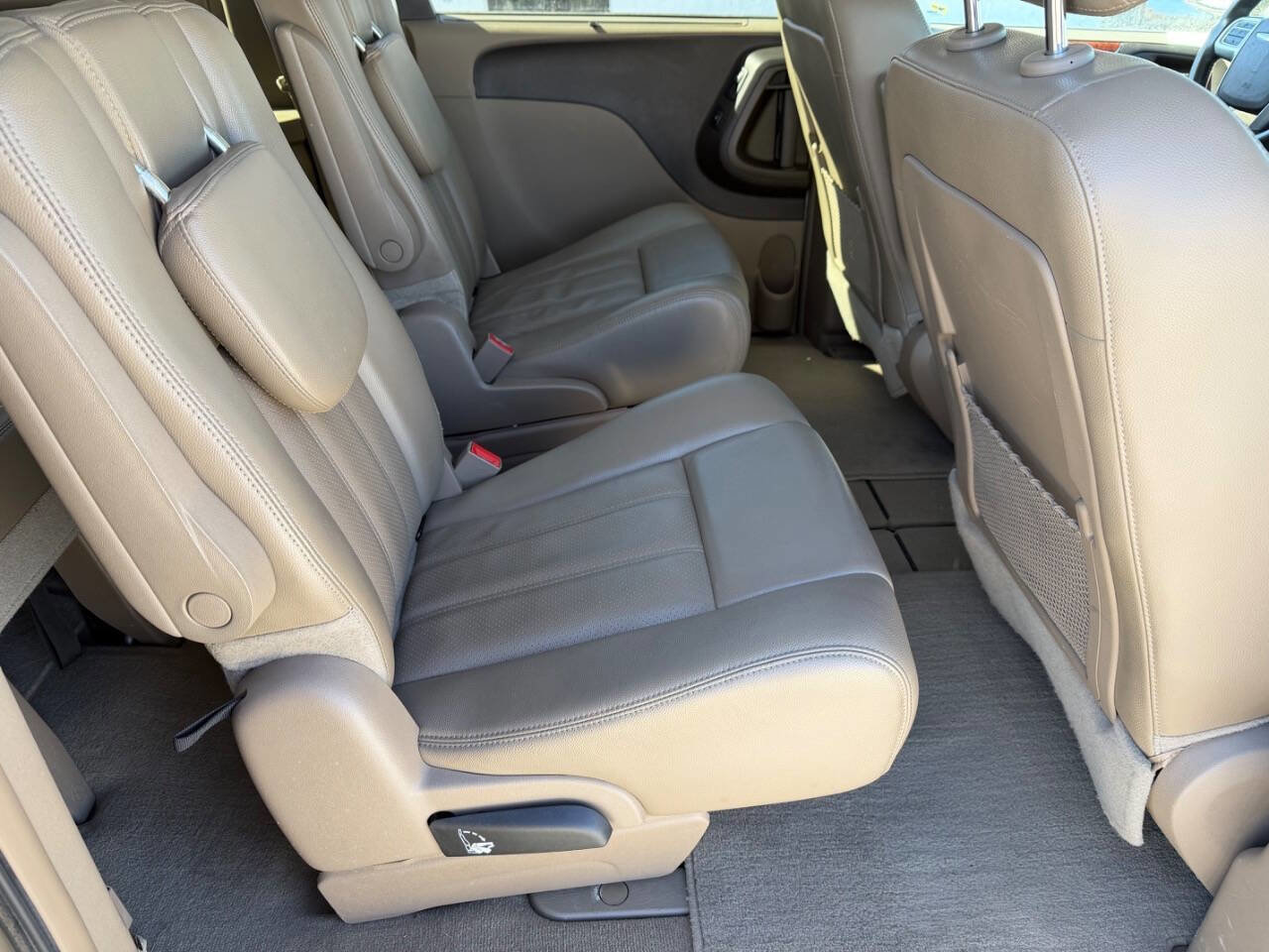 Used 2013 Chrysler Town & Country Touring-L w/ Driver Convenience Group FWD image 20