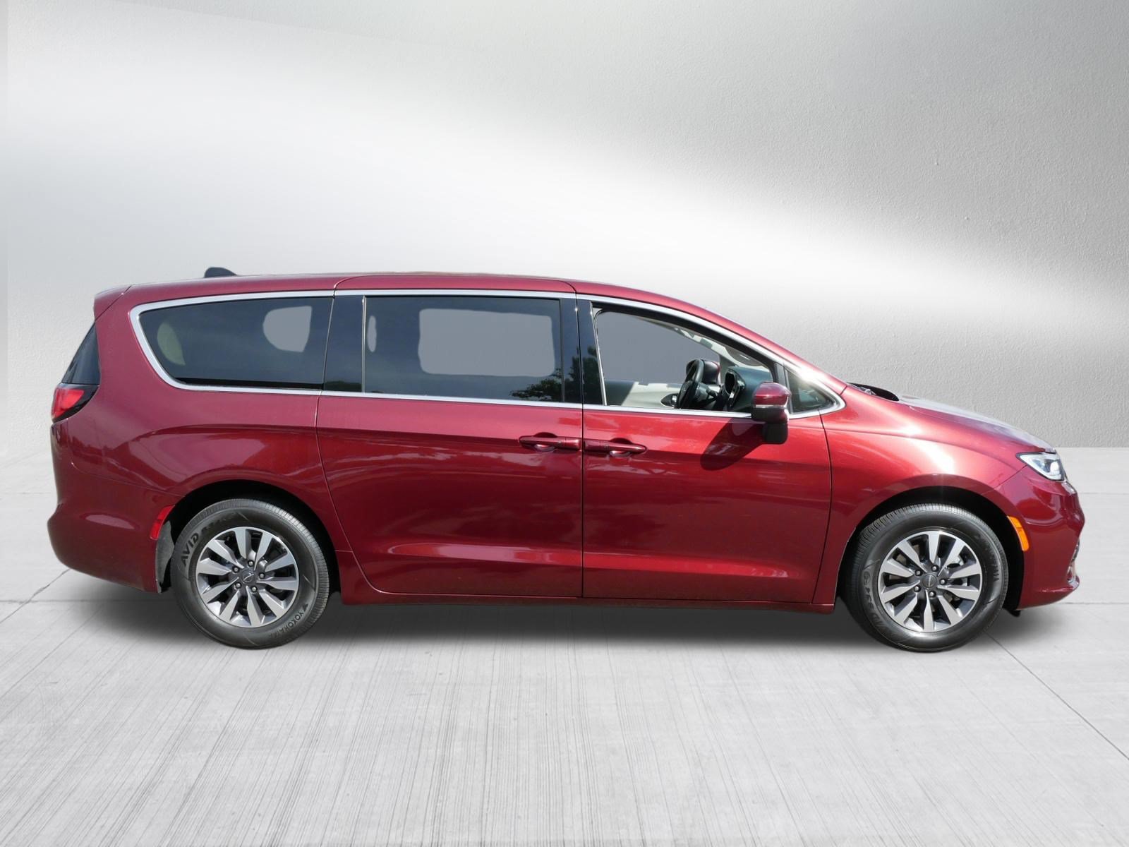 Used 2023 Chrysler Pacifica Touring-L FWD image 7