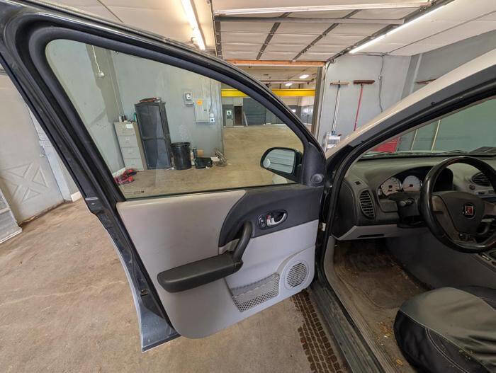 Used 2004 Saturn Vue 2WD V6 image 22