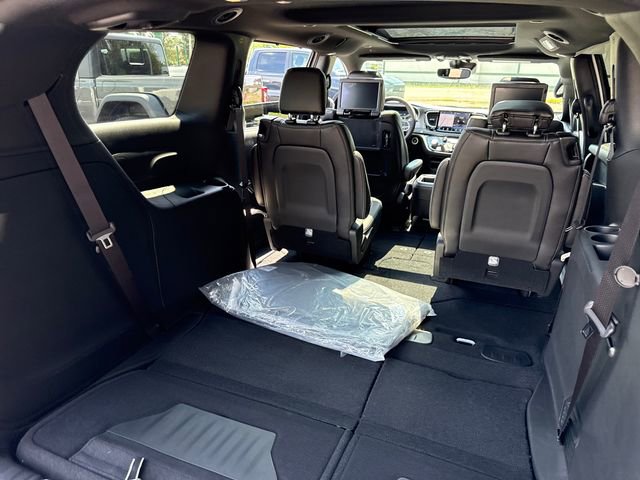 New 2026 Chrysler Pacifica Select FWD image 33
