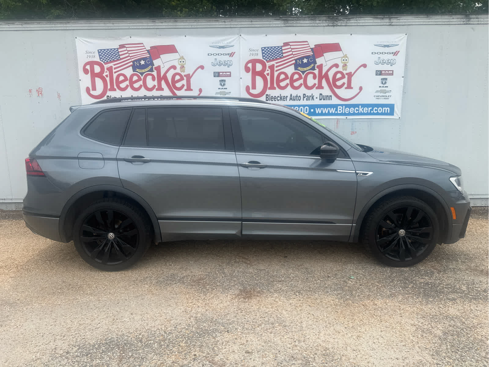Used 2020 Volkswagen Tiguan SE R-Line FWD image 2