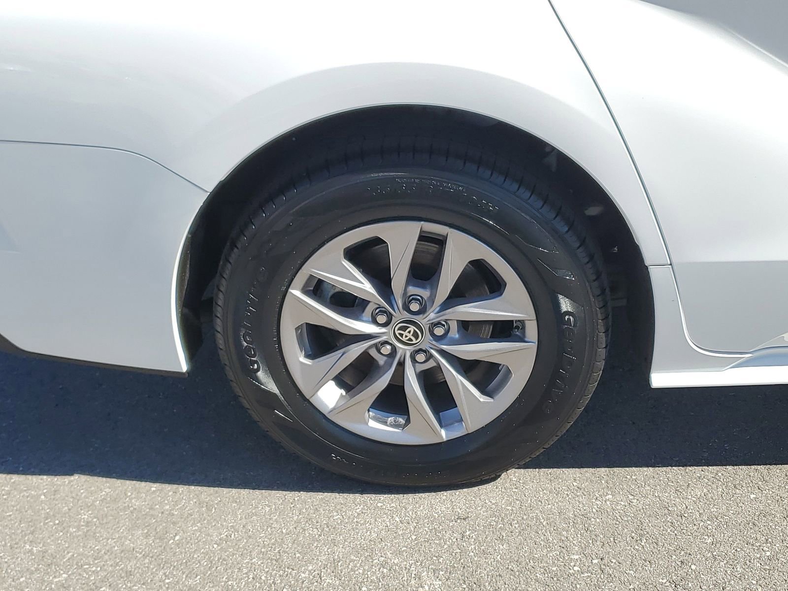 Certified 2025 Toyota Sienna LE image 5