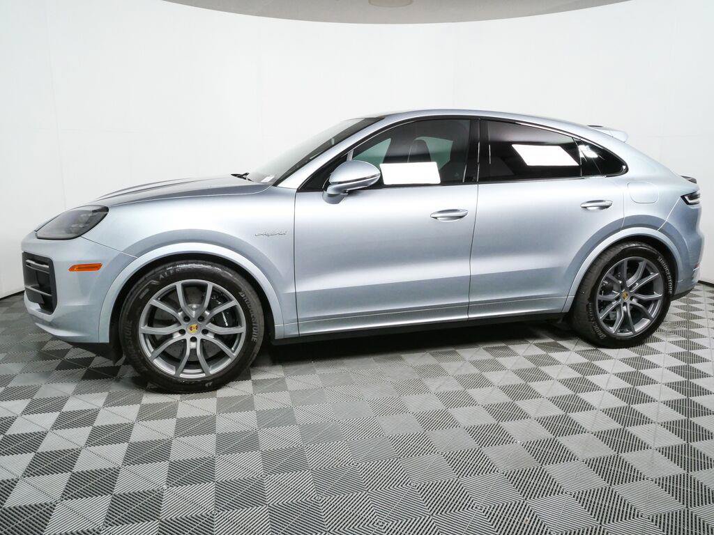 Certified 2024 Porsche Cayenne Turbo AWD/4WD image 2