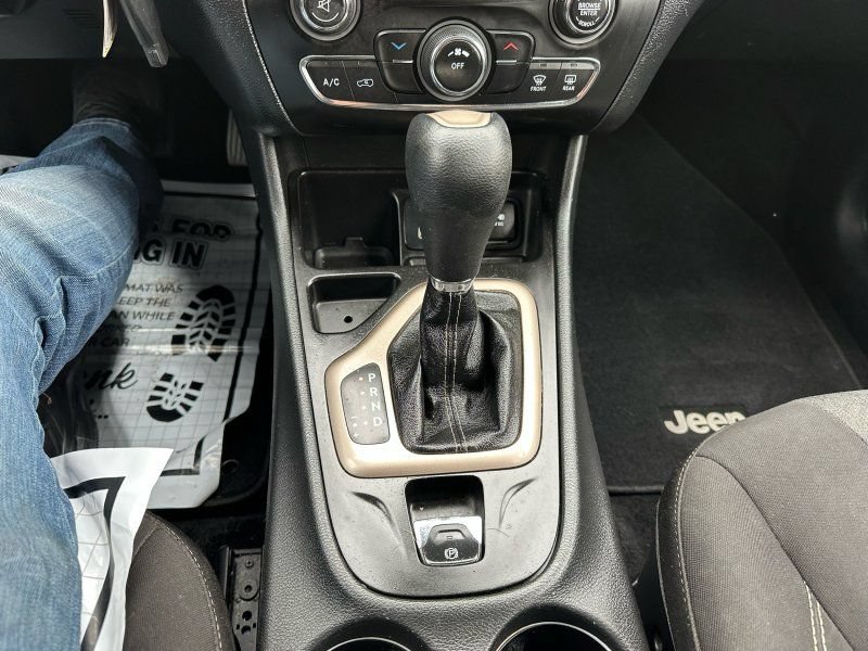 Used 2014 Jeep Cherokee Latitude w/ Cold Weather Group FWD image 15