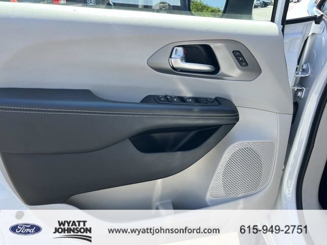 Used 2023 Chrysler Pacifica Touring-L image 27