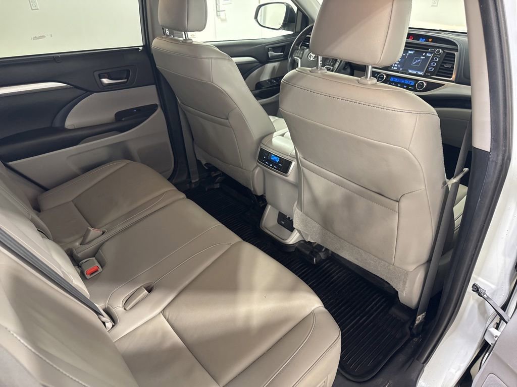 Used 2019 Toyota Highlander XLE AWD/4WD image 24