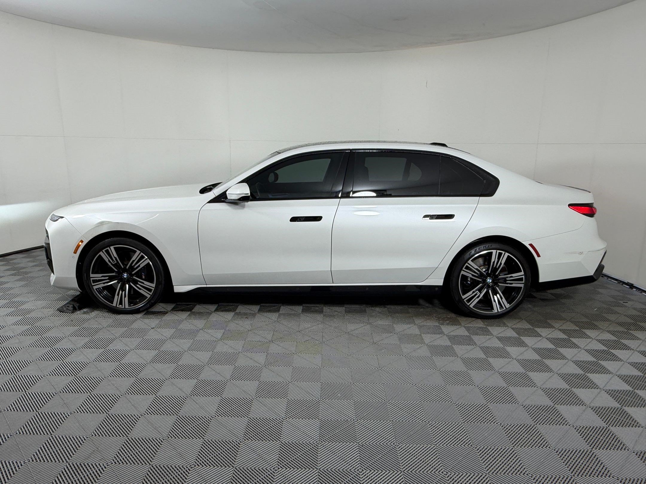 Certified 2024 BMW 760i xDrive w/ Executive Package AWD/4WD image 2