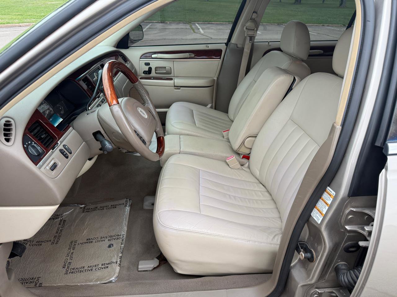 Used 2003 Lincoln Town Car Signature RWD image 10
