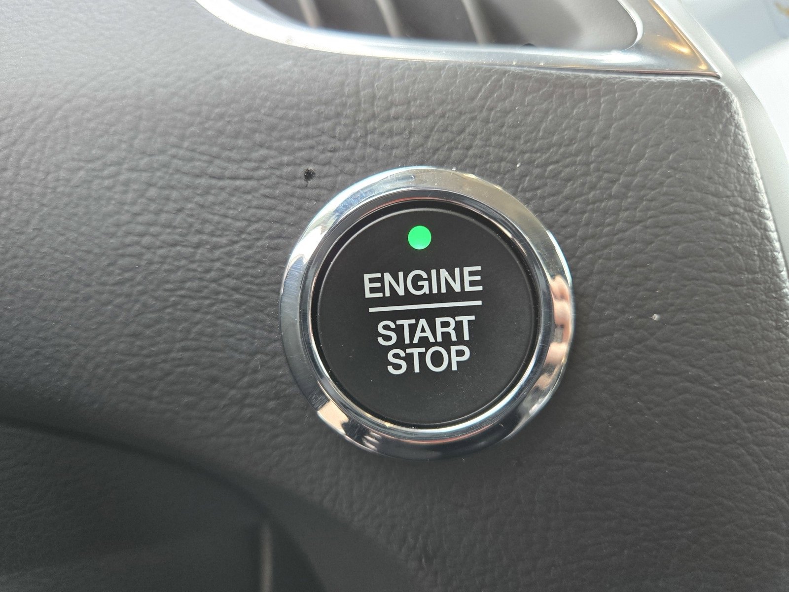 Used 2024 Ford Edge Titanium image 19