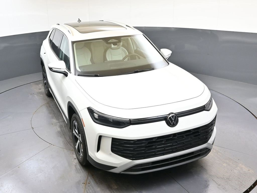 Used 2025 Volkswagen Tiguan SE w/ Panoramic Sunroof Package image 51