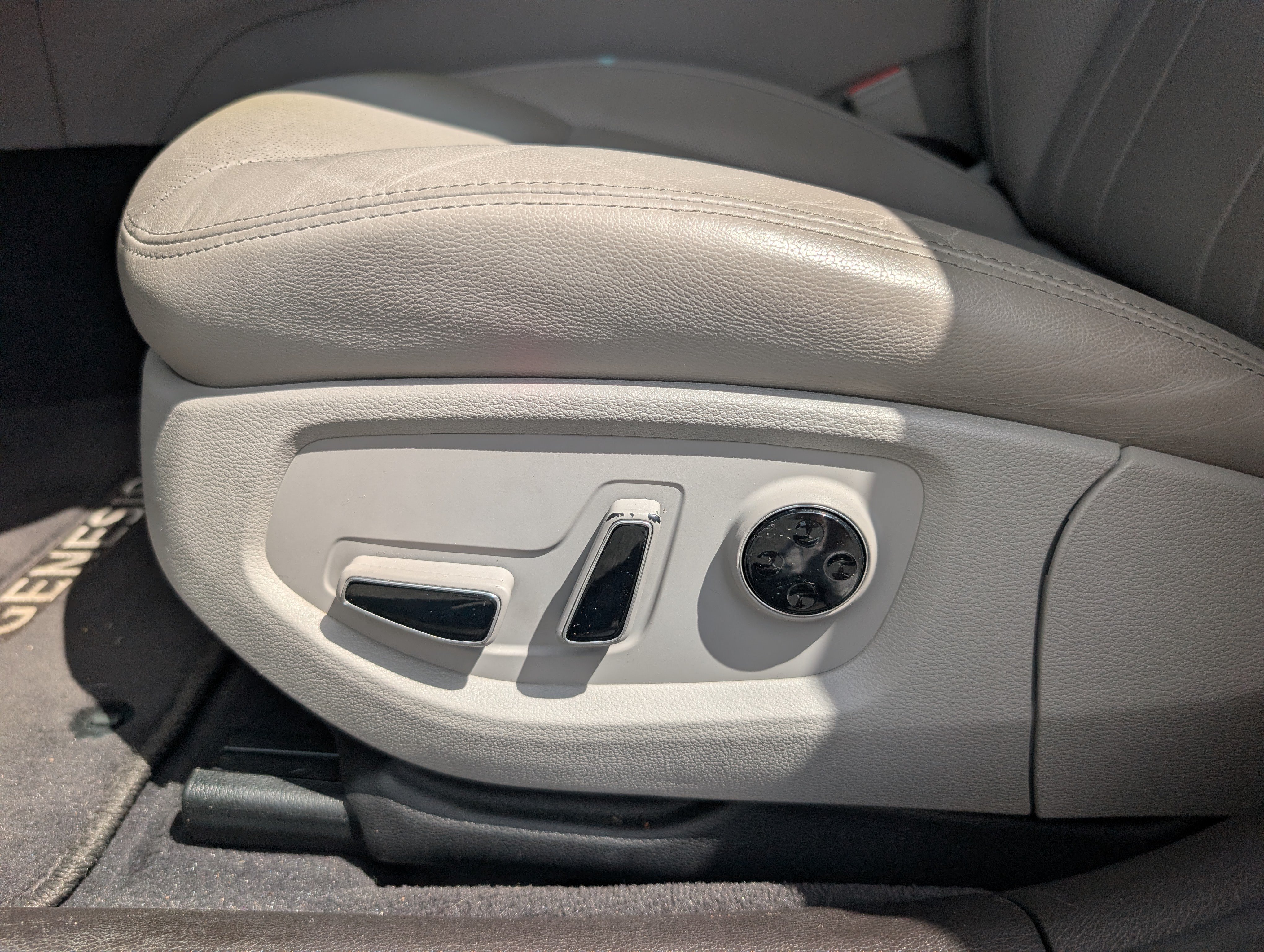Used 2019 Genesis G80 3.8 RWD image 15