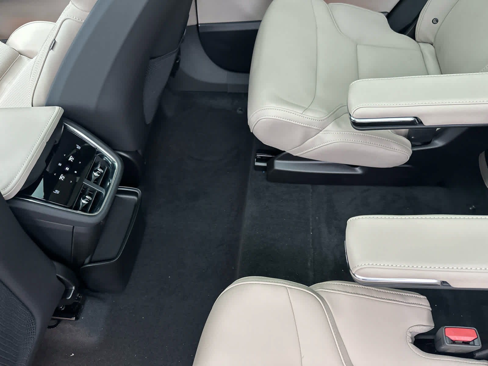 New 2026 Volvo EX90 Plus AWD/4WD image 30