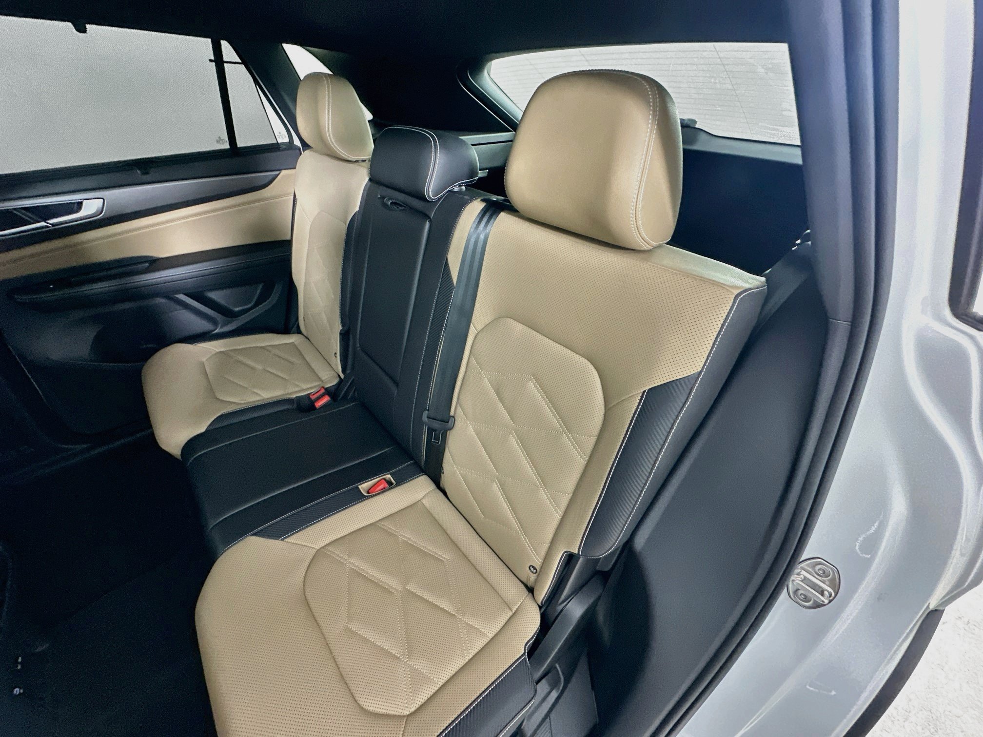 Used 2024 Volkswagen Atlas Cross Sport SE w/ Panoramic Sunroof Package FWD image 29