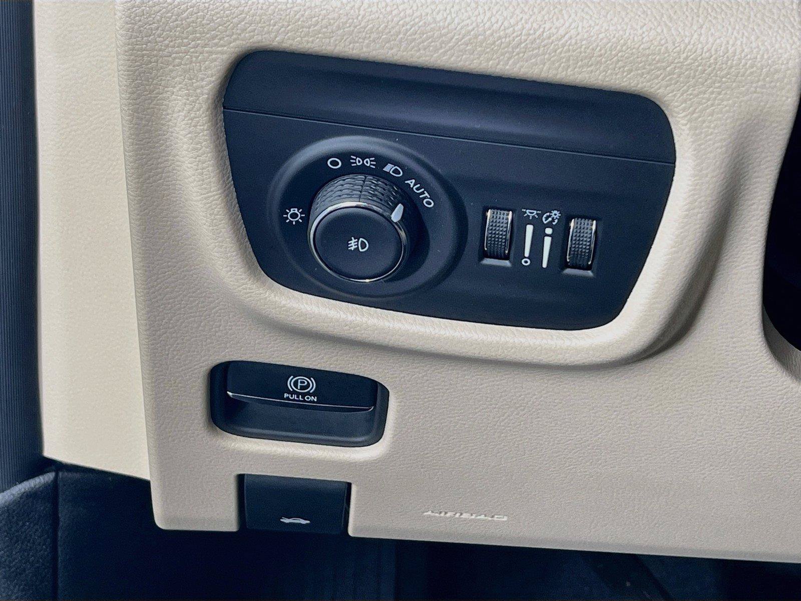 Used 2025 Jeep Grand Cherokee Limited AWD/4WD image 11