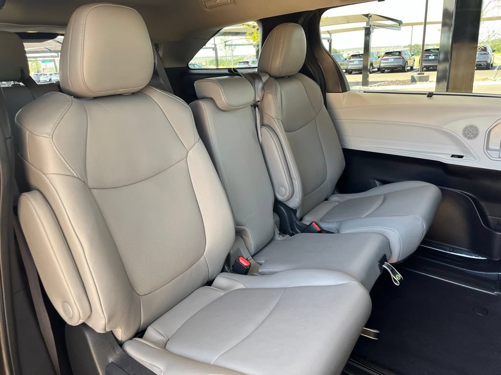 Used 2025 Toyota Sienna XLE FWD image 27