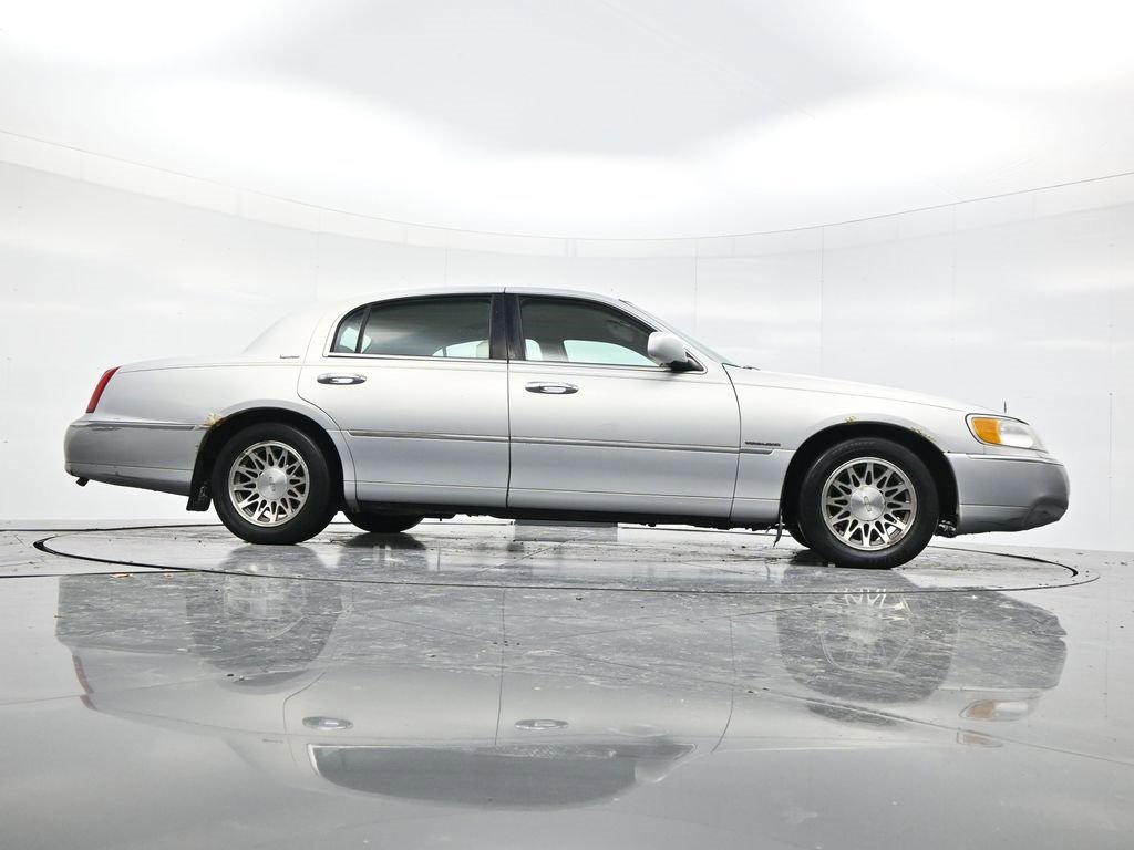 Used 2002 Lincoln Town Car Signature image 43
