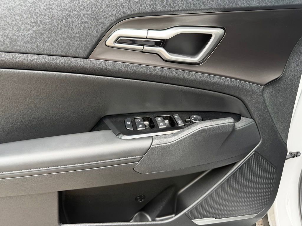 Used 2025 Kia Sportage EX FWD image 13