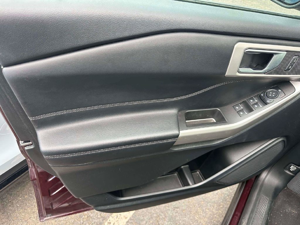 Used 2023 Ford Explorer XLT AWD/4WD image 16