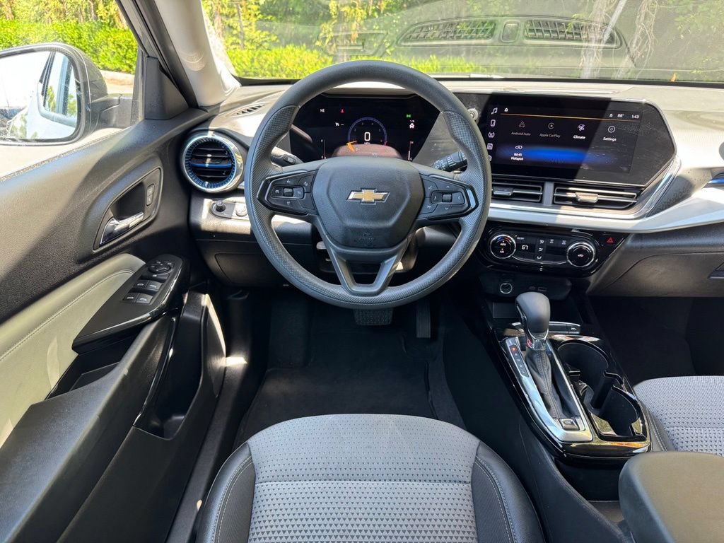 Used 2025 Chevrolet Trax LT FWD image 17