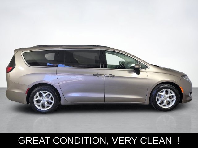 Used 2017 Chrysler Pacifica Touring Plus w/ Tire & Wheel Group FWD image 2