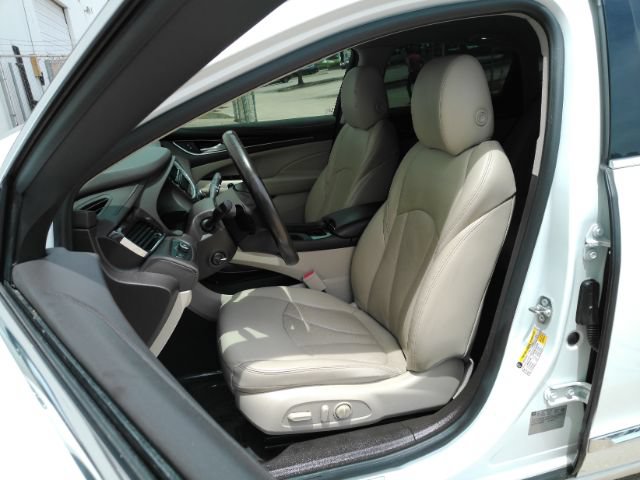 Used 2017 Buick LaCrosse Essence FWD image 16