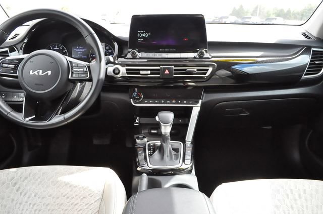 Used 2023 Kia Seltos EX image 17