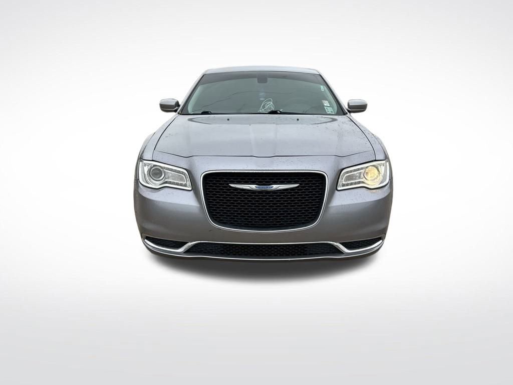 Used 2018 Chrysler 300 Touring L image 9