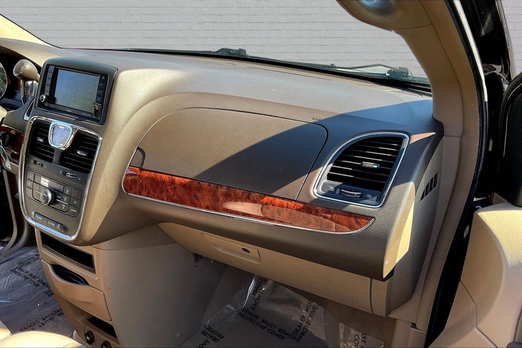 Used 2015 Chrysler Town & Country Touring FWD image 26