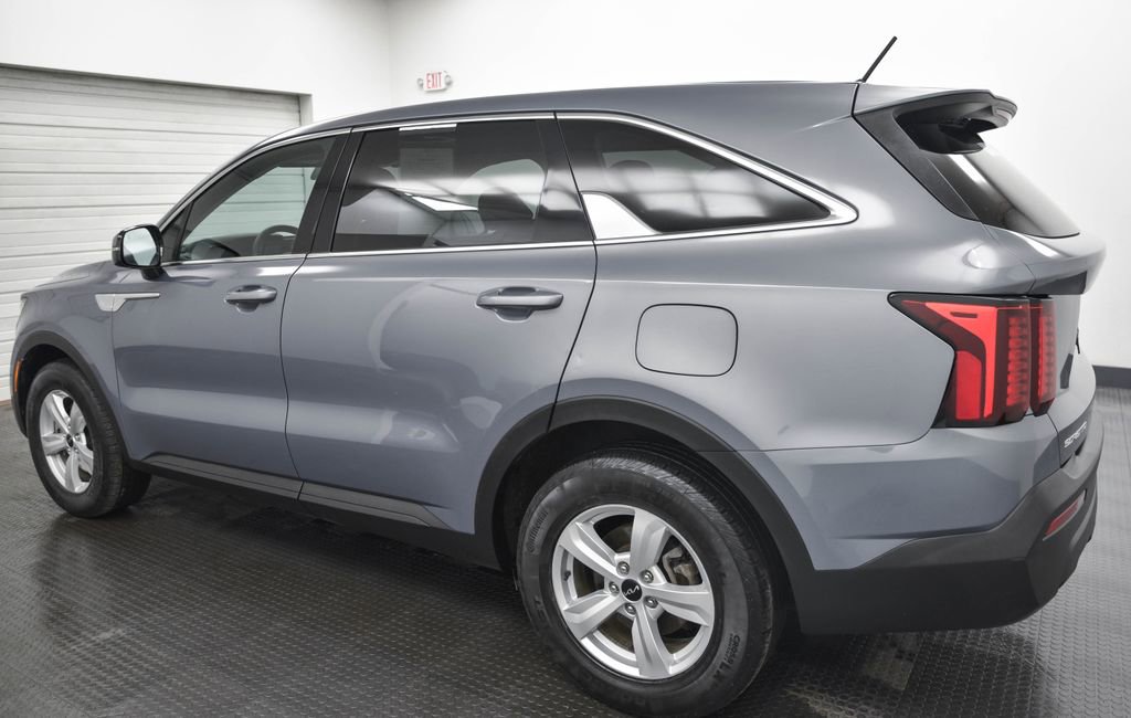 Used 2023 Kia Sorento LX image 7