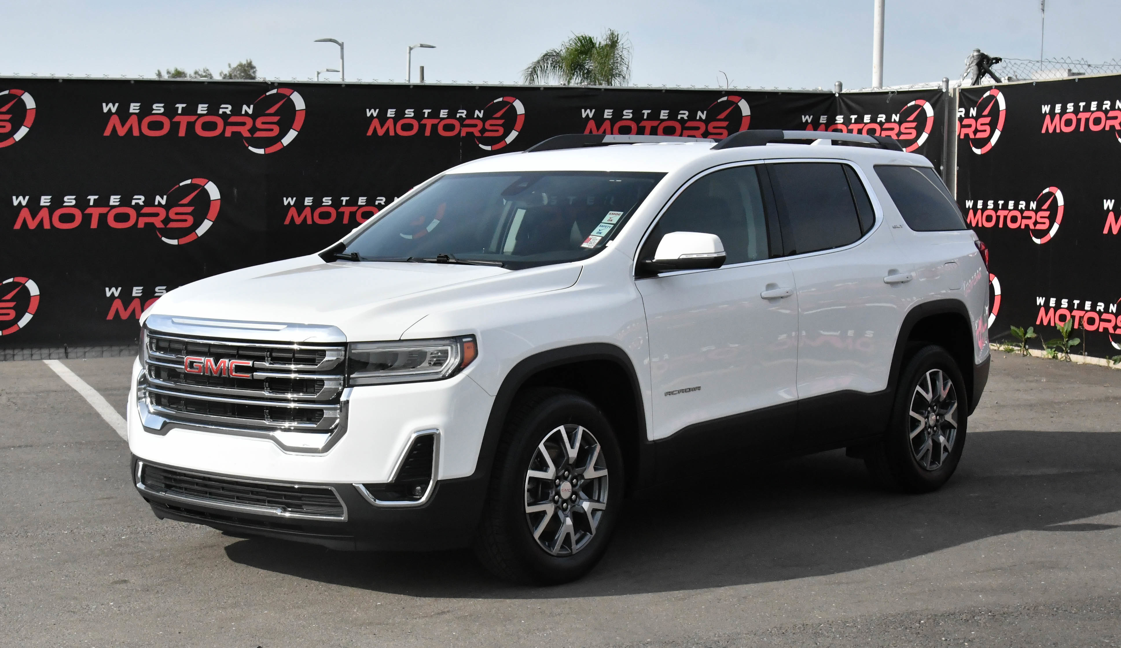 Used 2023 GMC Acadia SLT image 3