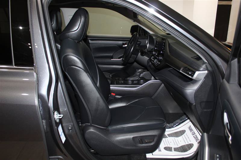 Used 2021 Toyota Highlander XLE AWD/4WD image 29
