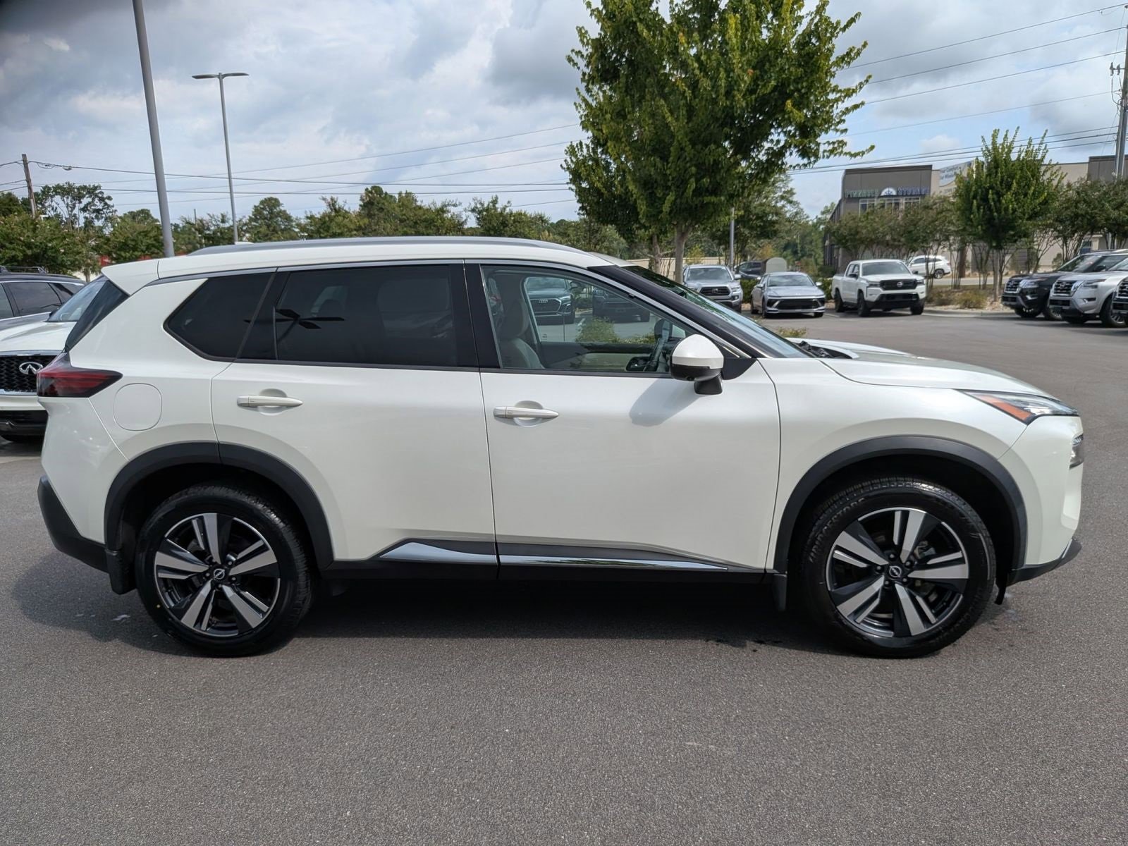 Used 2022 Nissan Rogue SL image 2