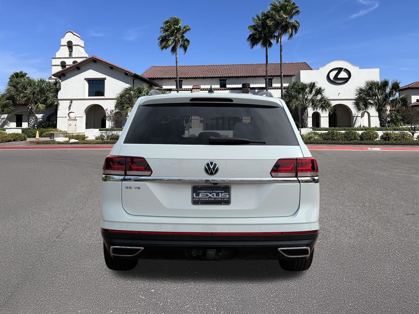 Used 2023 Volkswagen Atlas SE w/ Panoramic Sunroof Package FWD image 3