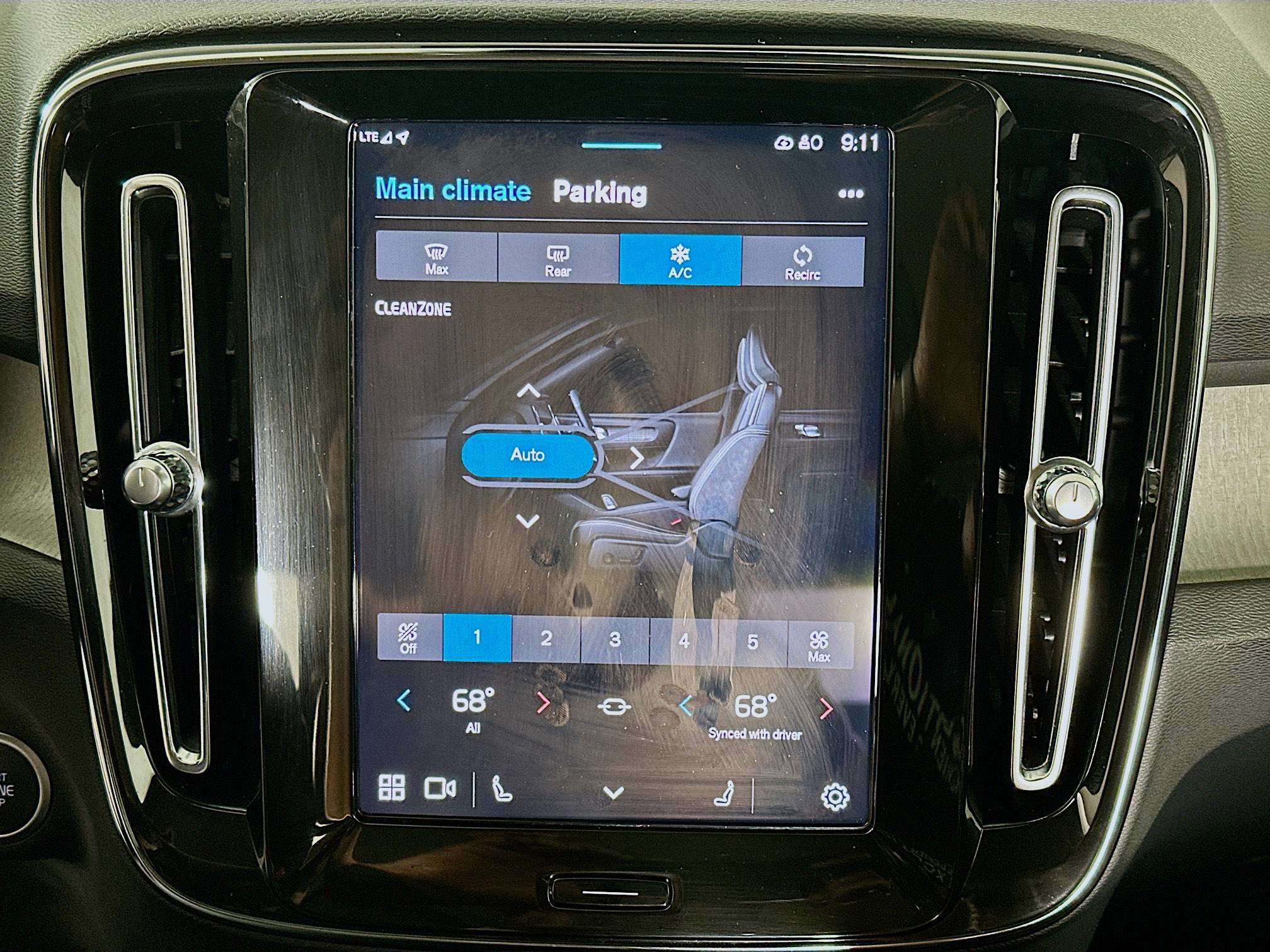 Used 2025 Volvo XC40 B5 Plus image 24