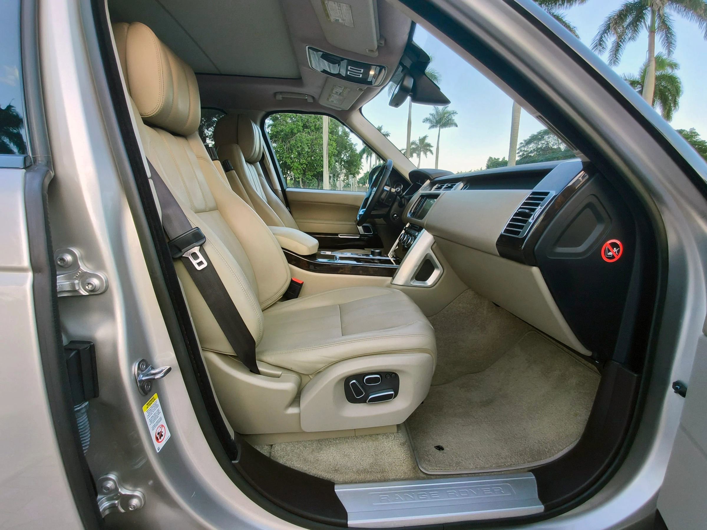 Used 2015 Land Rover Range Rover HSE image 38