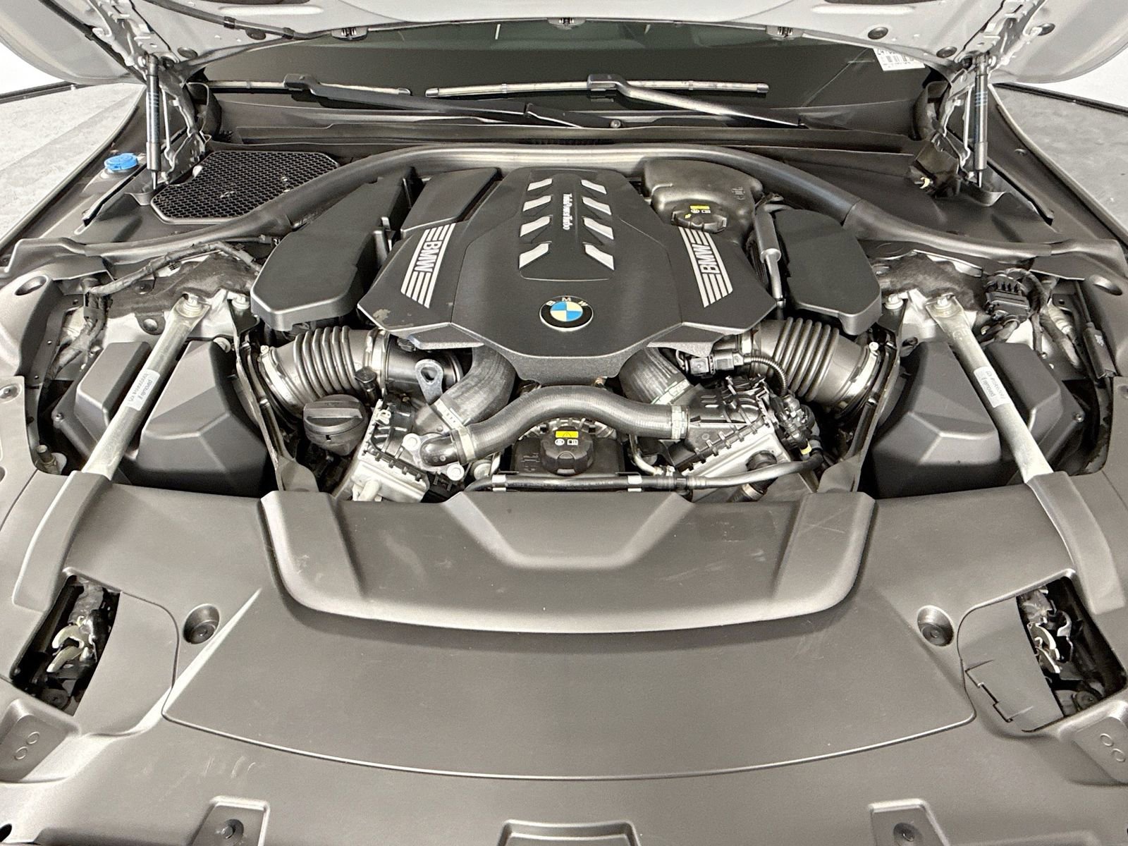 Used 2021 BMW 750i xDrive w/ Executive Package image 32