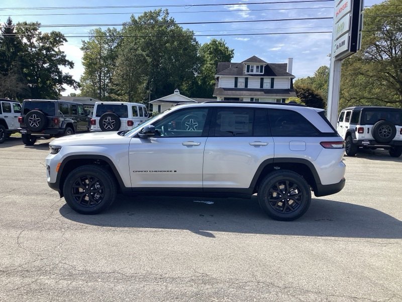 New 2025 Jeep Grand Cherokee Altitude image 4