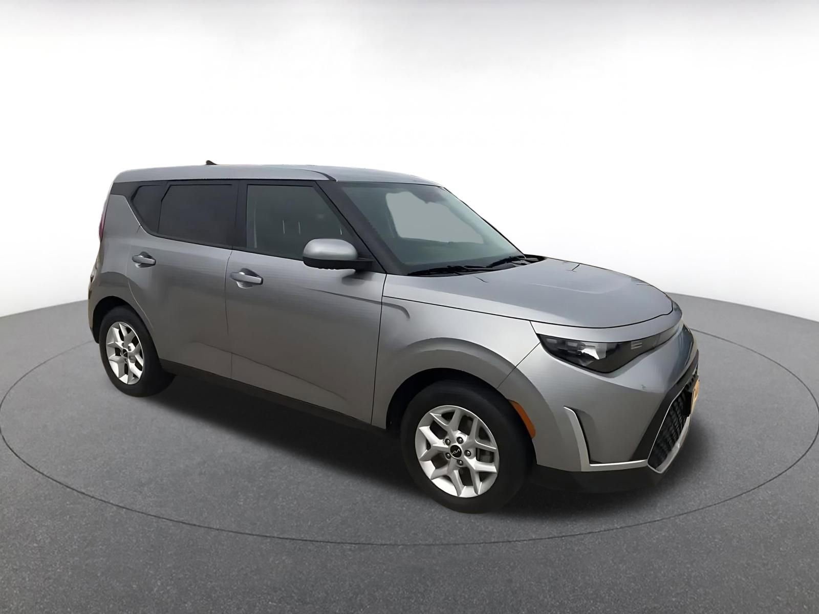Used 2024 Kia Soul LX w/ Option Group 015 FWD image 2