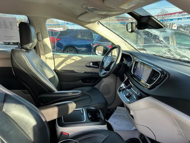 Certified 2024 Chrysler Pacifica Touring-L image 23